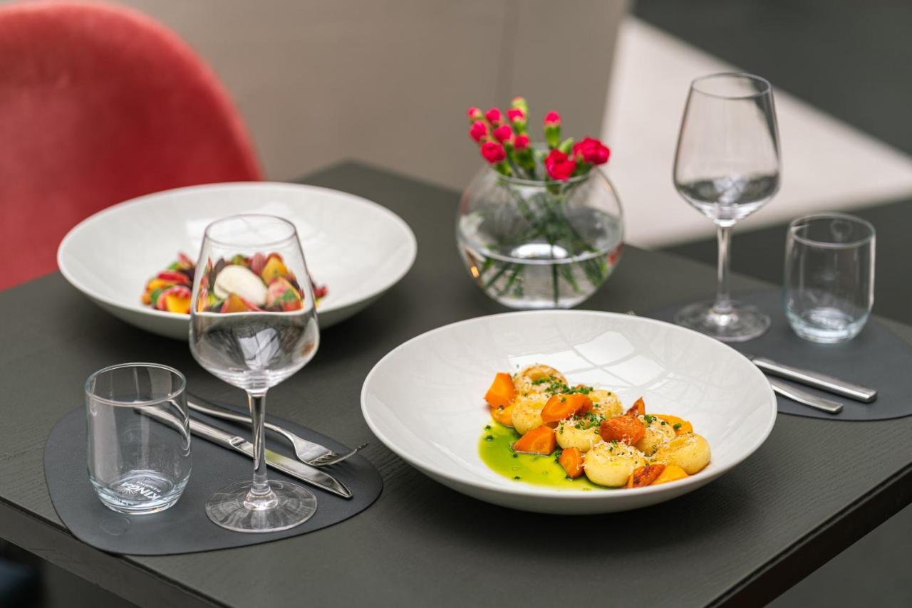 H15 Boutique Hotel, Warsaw, A Member Of Design Hotels Екстериор снимка Dishes at the restaurant