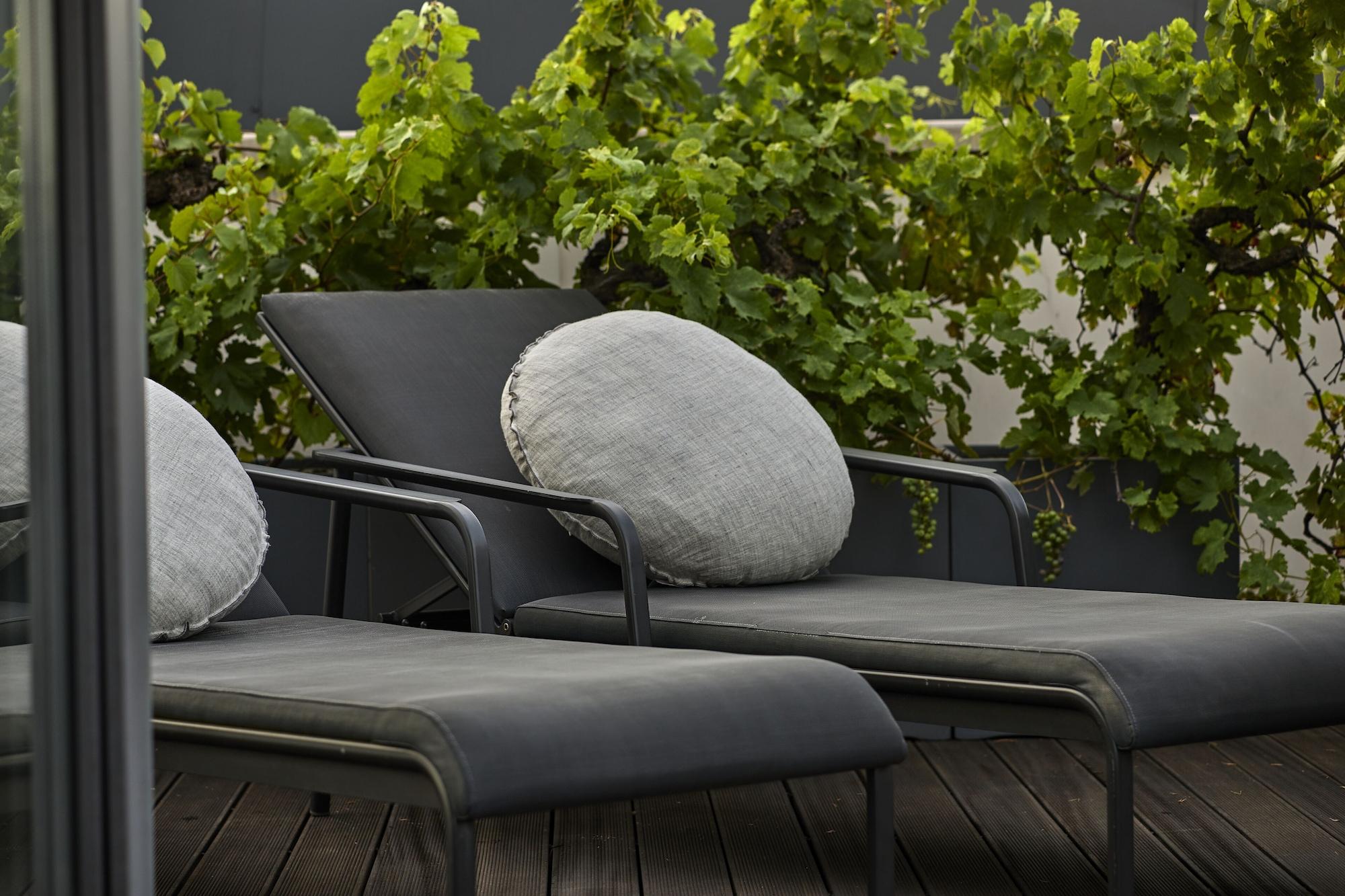 H15 Boutique Hotel, Warsaw, A Member Of Design Hotels Екстериор снимка Vines on a balcony