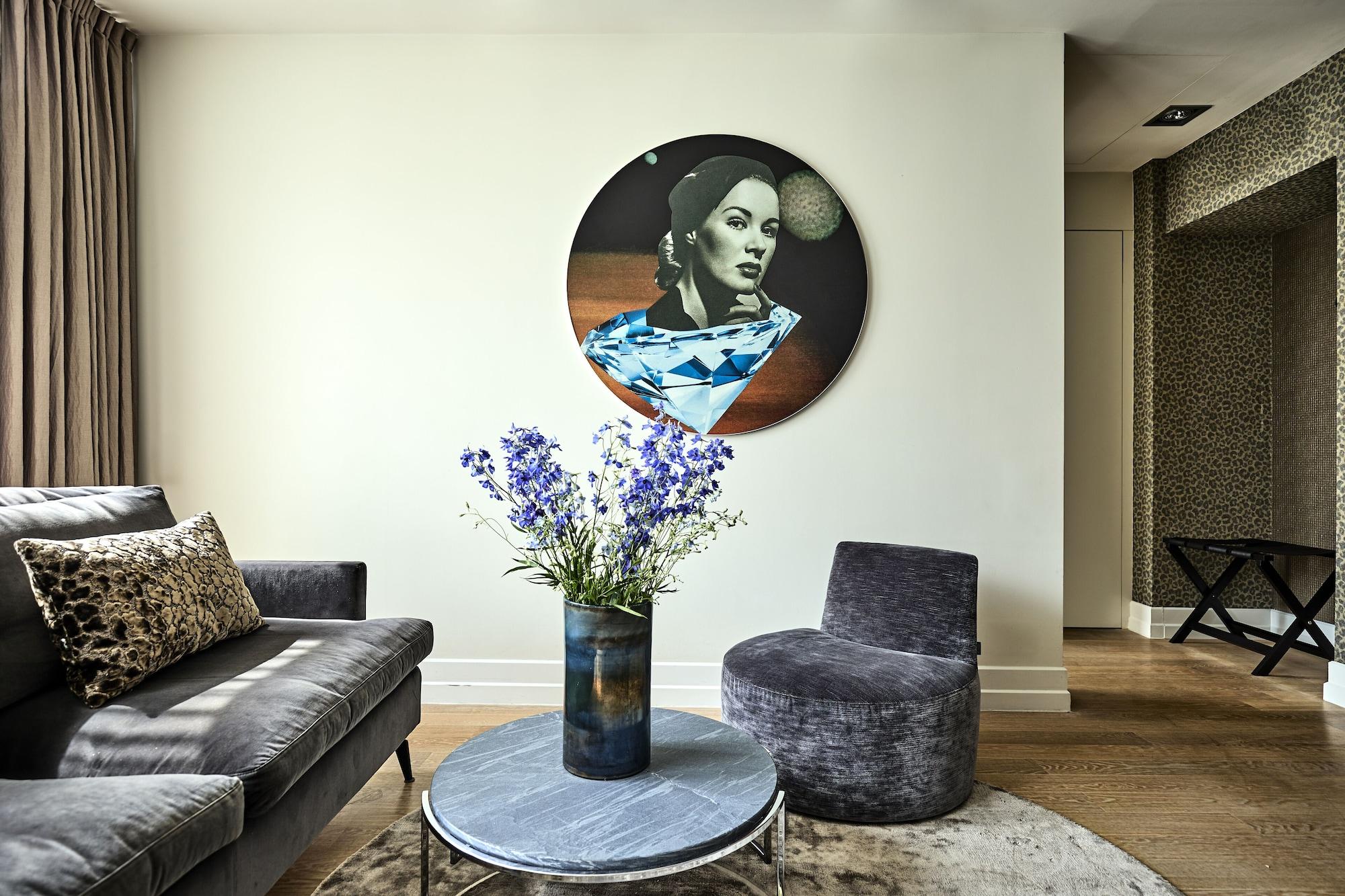 H15 Boutique Hotel, Warsaw, A Member Of Design Hotels Екстериор снимка The painting "The Blue Lady" by artist Mark Foxley