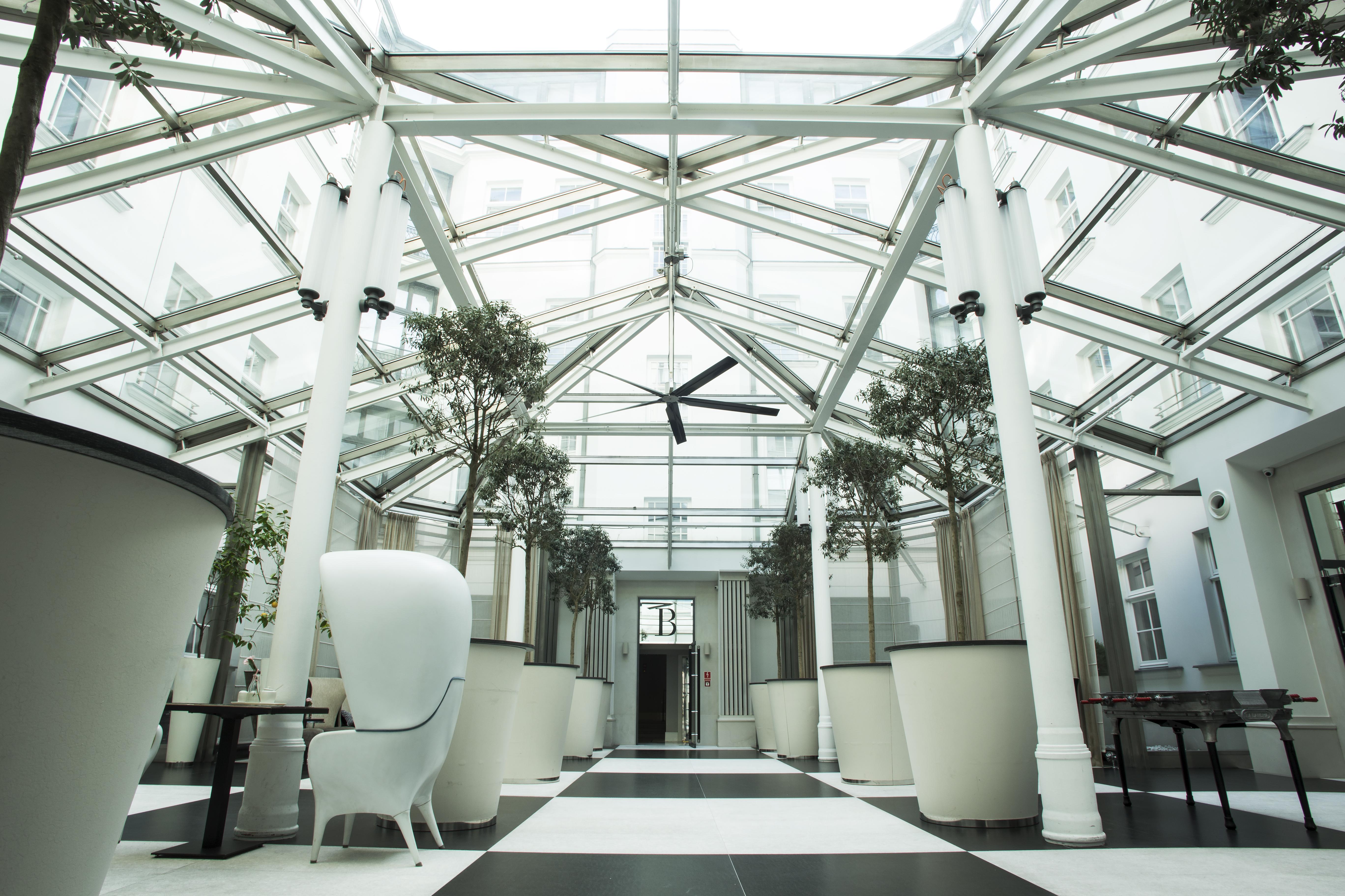 H15 Boutique Hotel, Warsaw, A Member Of Design Hotels Екстериор снимка The atrium