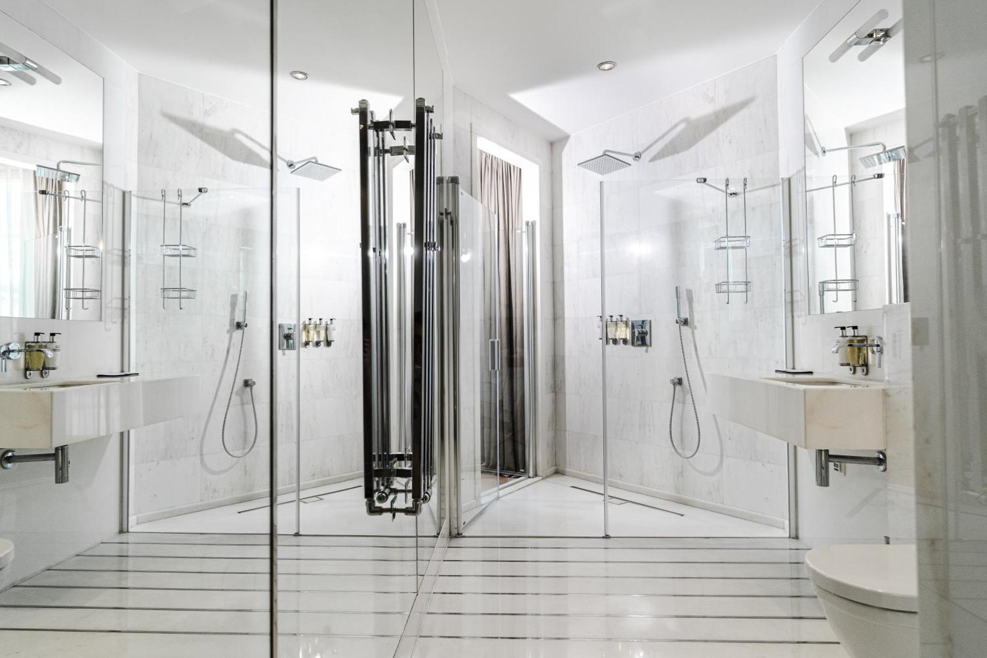 H15 Boutique Hotel, Warsaw, A Member Of Design Hotels Екстериор снимка A shower enclosure