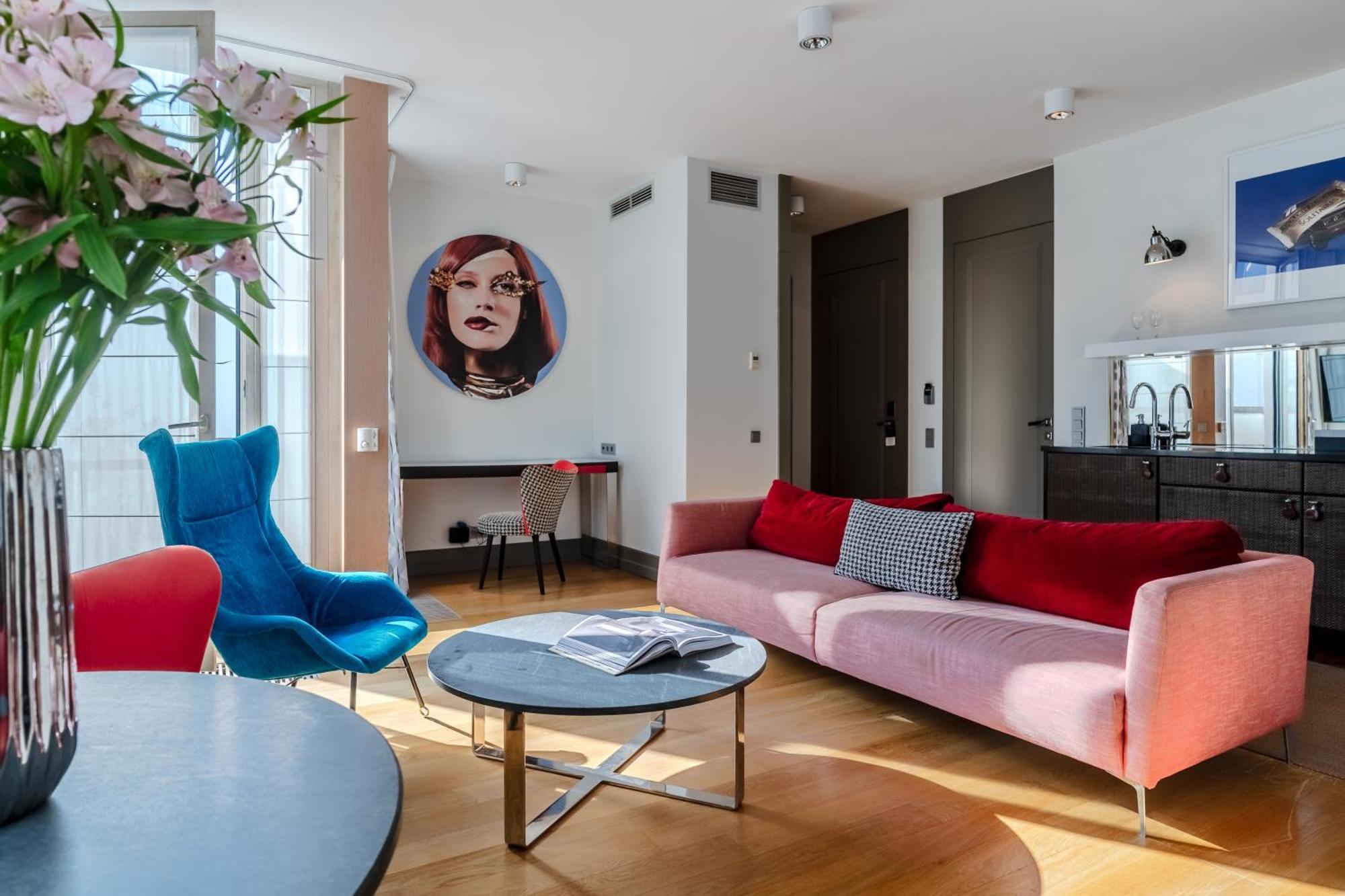 H15 Boutique Hotel, Warsaw, A Member Of Design Hotels Екстериор снимка The interior of a suite at the Hotel