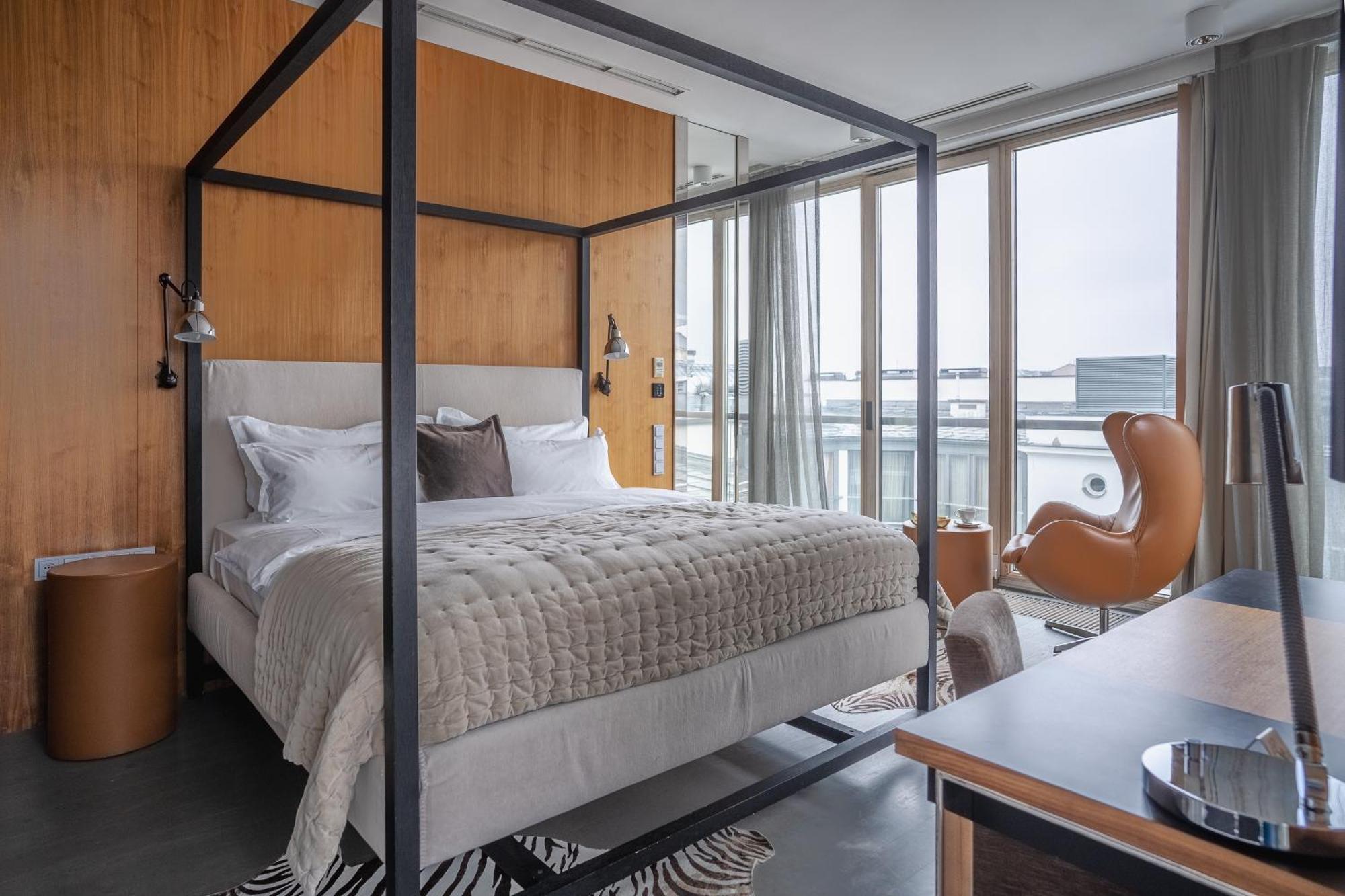 H15 Boutique Hotel, Warsaw, A Member Of Design Hotels Екстериор снимка A bedroom at the hotel