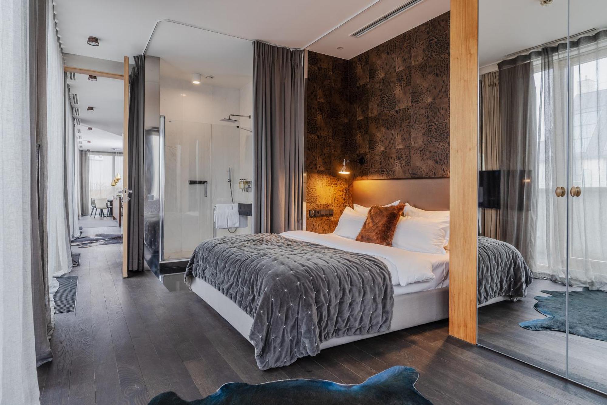 H15 Boutique Hotel, Warsaw, A Member Of Design Hotels Екстериор снимка A bedroom at the hotel